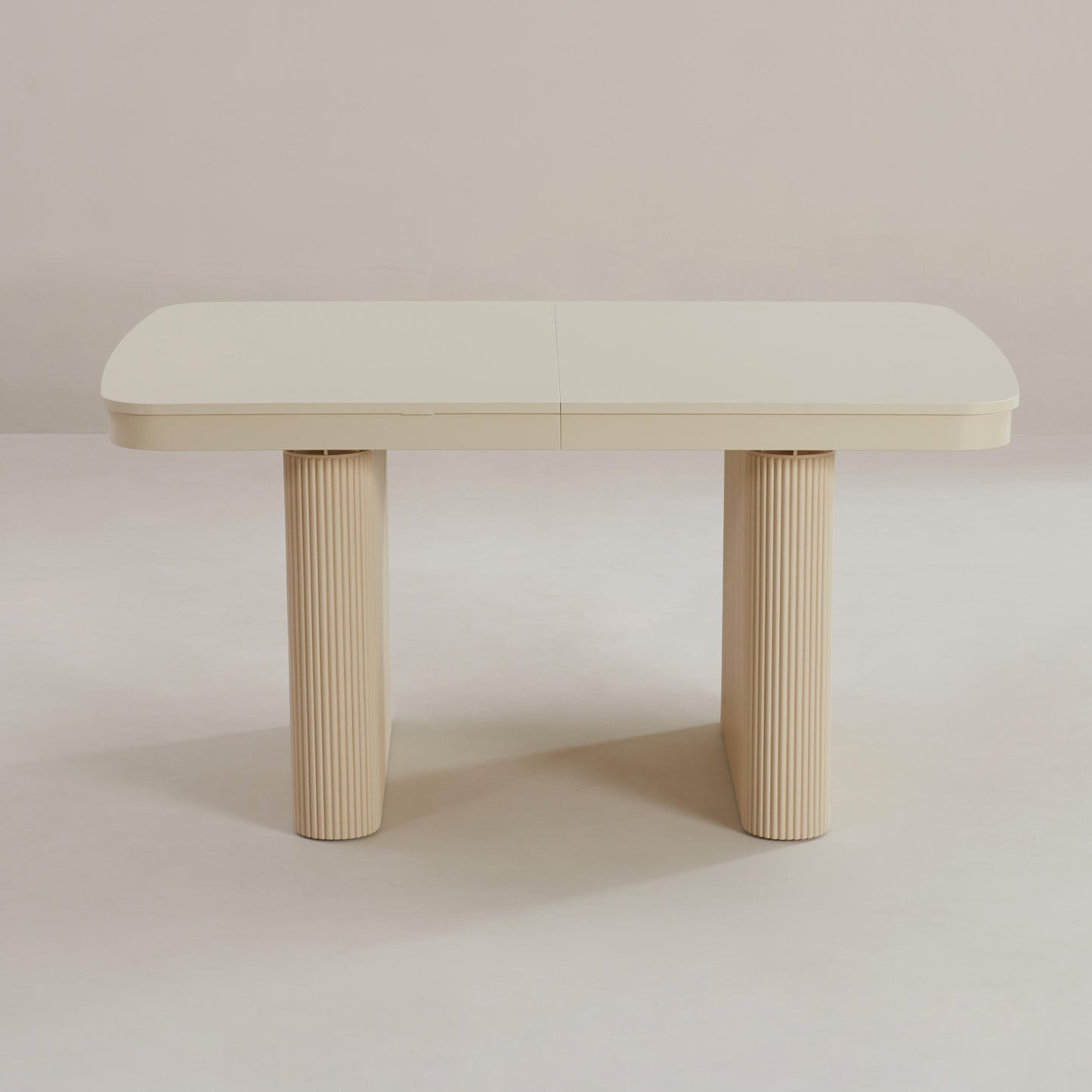 Front view of the RIveni table with hidden expansion inside