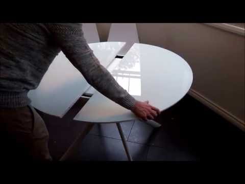 Demonstration of the Tide Round extending glass Table