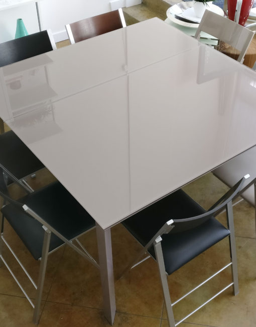 The-Frame-Table-in-grey-glass-that-changes-from-Square-to-rectangle-shape