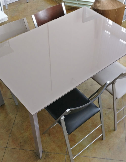 The-Frame-Table-in-grey-glass-that-changes-from-rectangle-to-square-shape